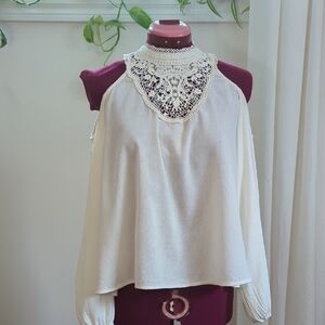 Hollister/Lace Yoke Cold-Shoulder Blouse in Cream/Small